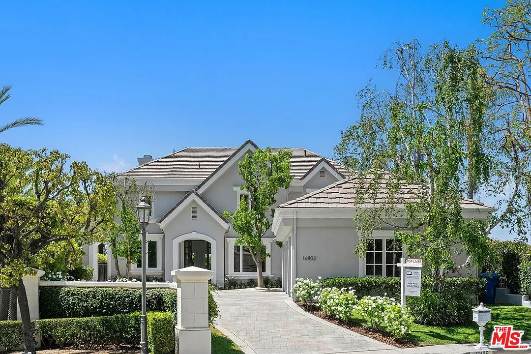5 bed, 4.5 bath, 4619 sqft, $18,500 — Photo 1