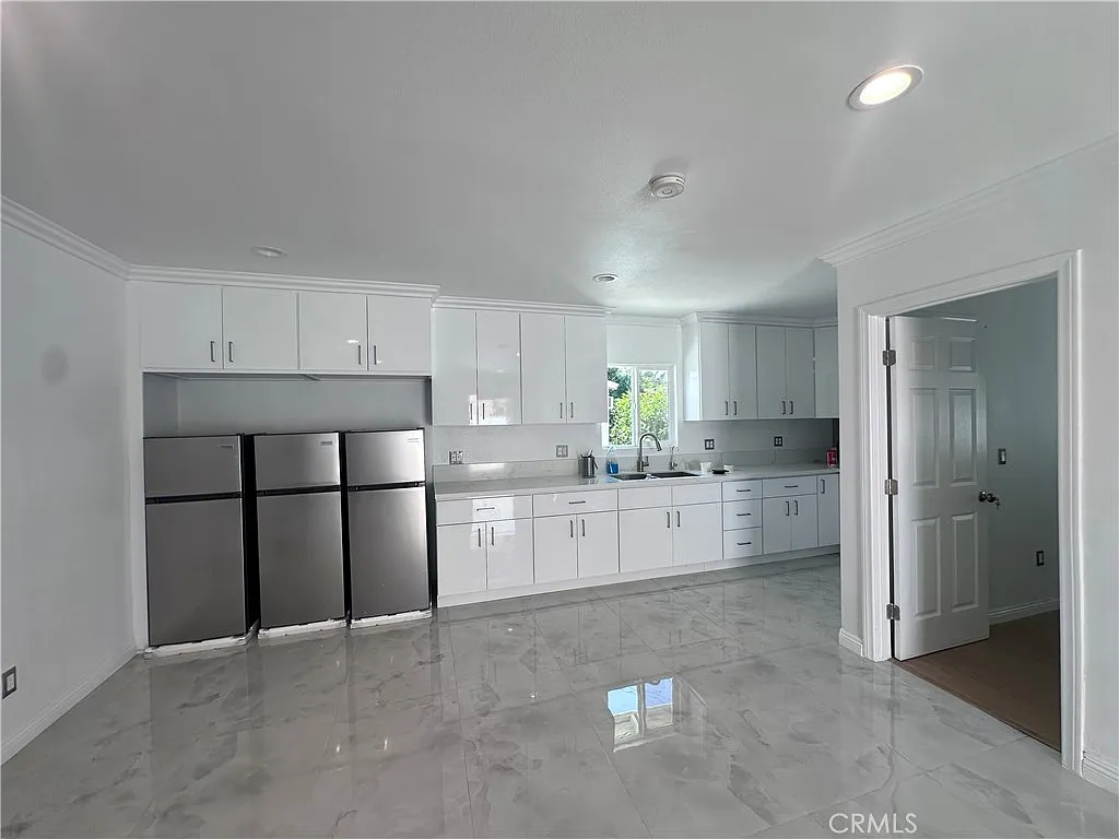 3 bed, 1000 sqft, $3,600 — Photo 2
