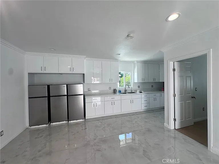 11209 Emery St — Photo 2