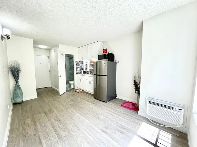 Wilshire Occidental Apts — Photo 10