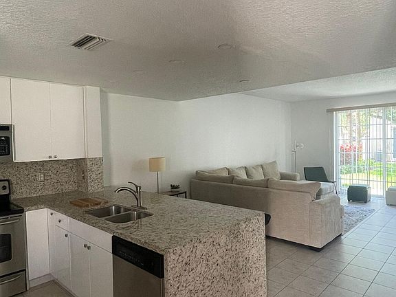 3rd image of 911 Sevilla Cir