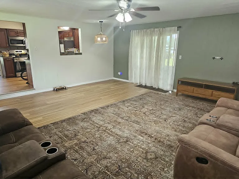 1074 Lakeshore Dr W — Photo 6