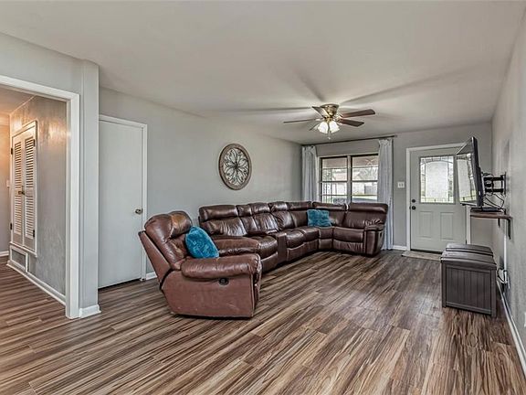 3rd image of 706 W Billington Dr