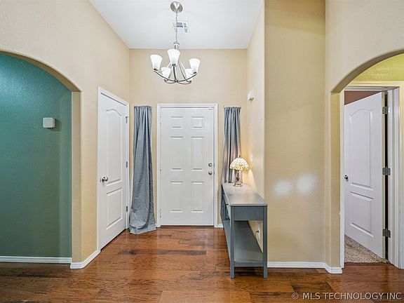 4th image of 1810 Walnut Hill Ln