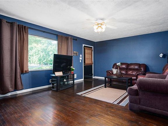 3rd image of 2418 Tulip Dr