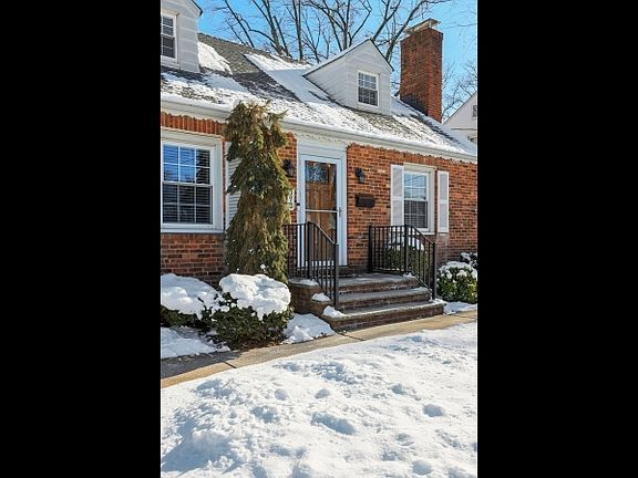 5th image of 393 Huntington Rd