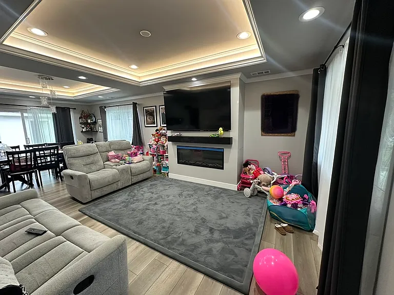 2082 Randolph Dr — Photo 3