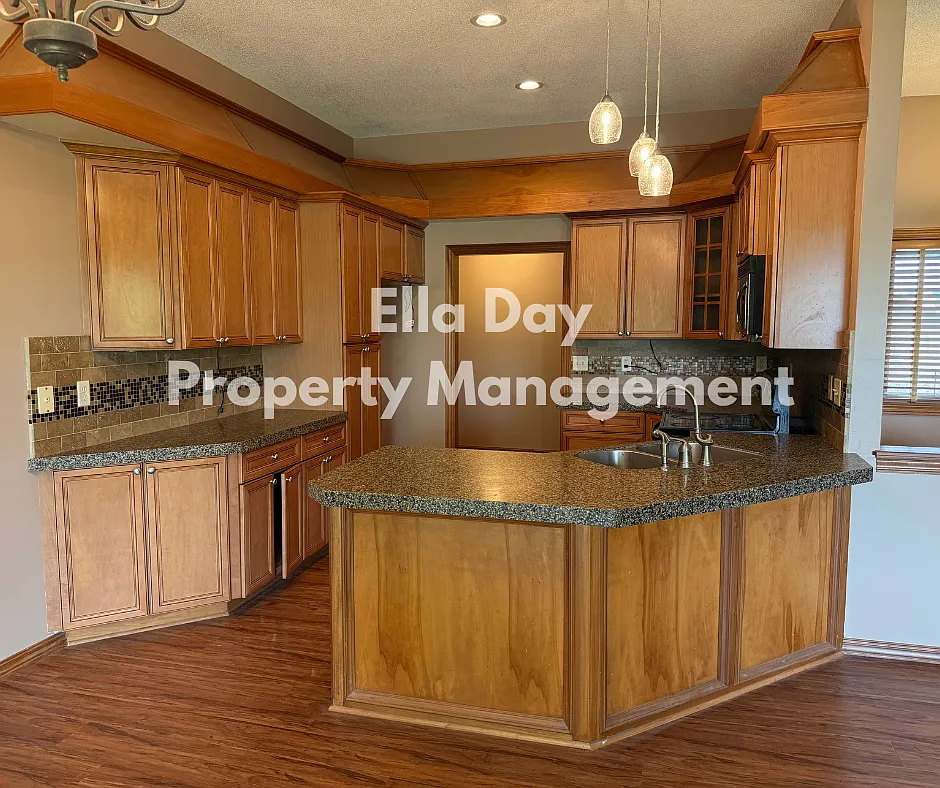 5 bed, 2268 sqft, $2,500 — Photo 4