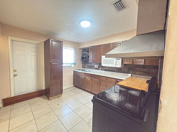 4th image of 2660 NW 15th Ct