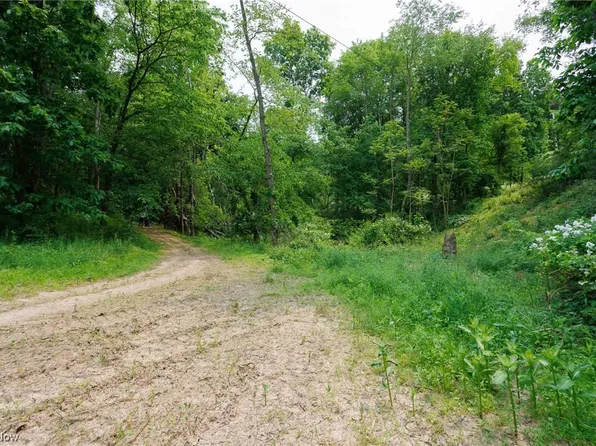 Gintz Rd NE, Dover, OH 44622