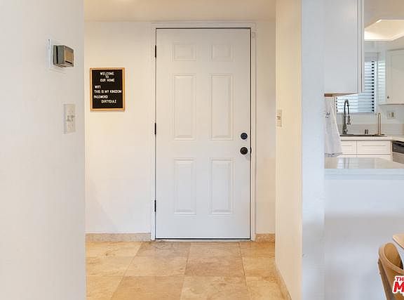 3rd image of 620 W Hyde Park Blvd Unit 105