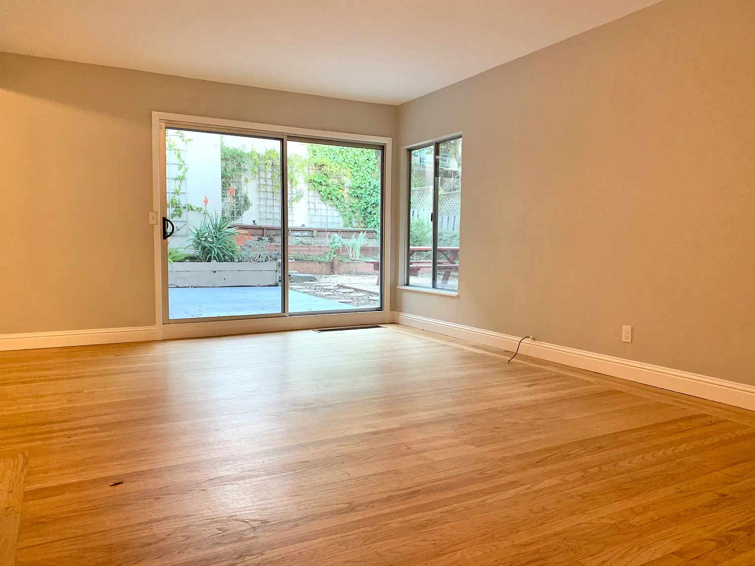 2 bed, 1000 sqft, $3,300 — Photo 2