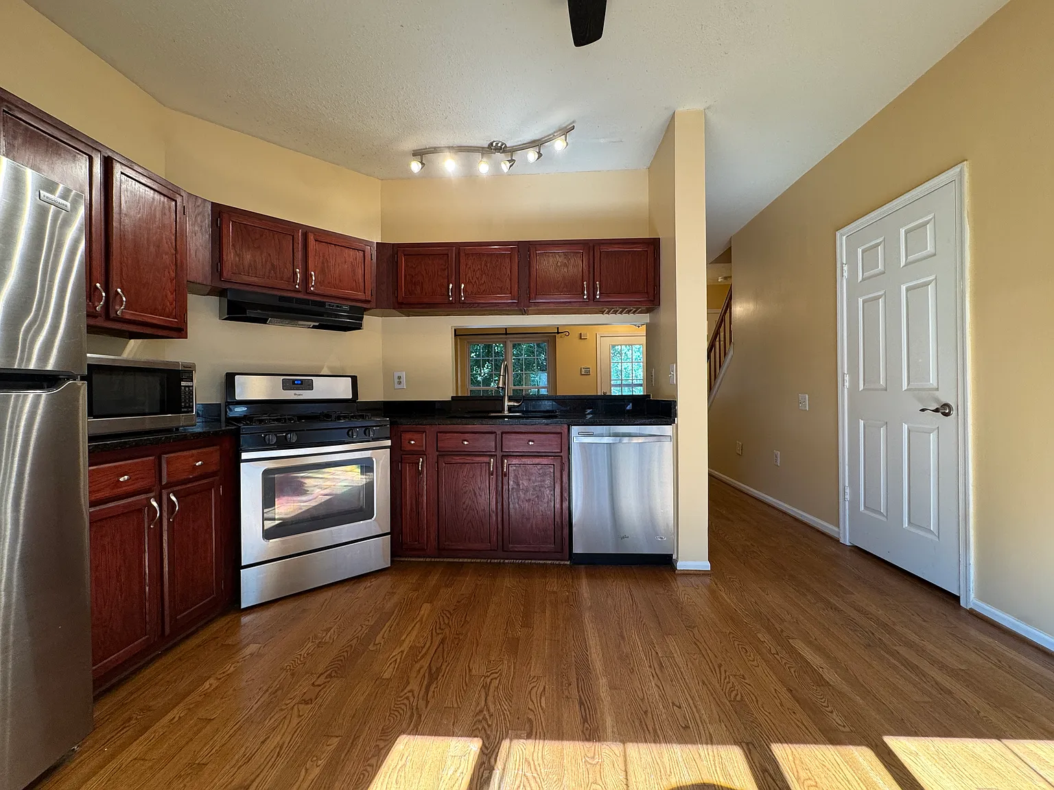 2 bed, 1.5 bath, 936 sqft, $2,699 — Photo 4