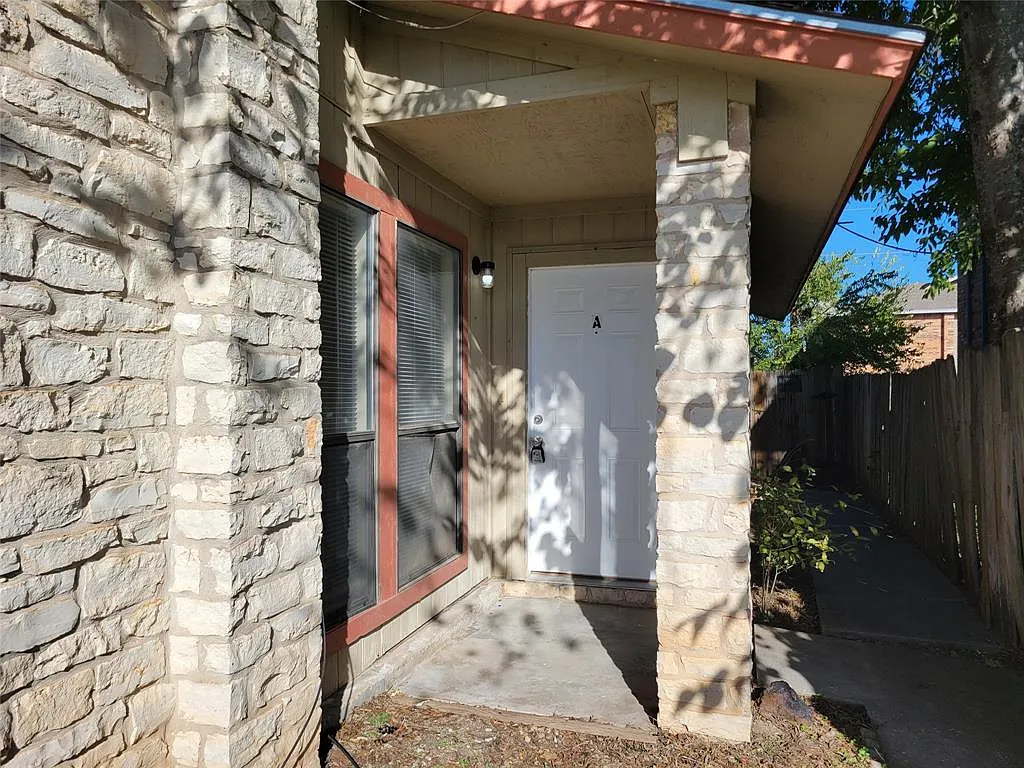 2 bed, 1.5 bath, 4232 sqft, $1,200 — Photo 1