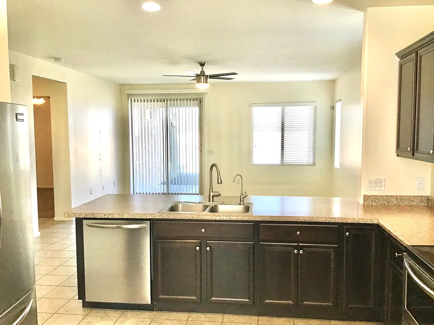Nice Clean Modern 3 Bdrm + Den, 2ba in Marana, w/3Car Garage — Photo 4