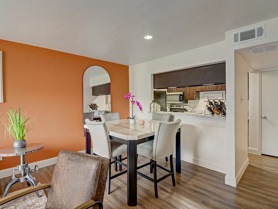 Modern Dining Space at Oak Park Apartments