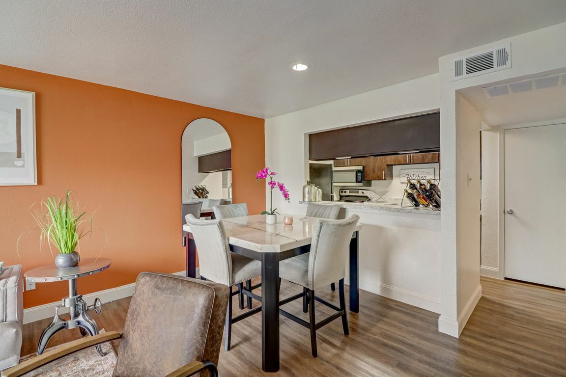 Modern Dining Space at Oak Park Apartments