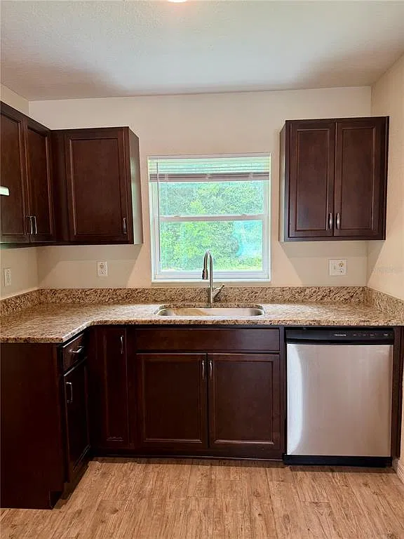 2 bed, 2.0 bath, 985 sqft, $1,200 — Photo 3