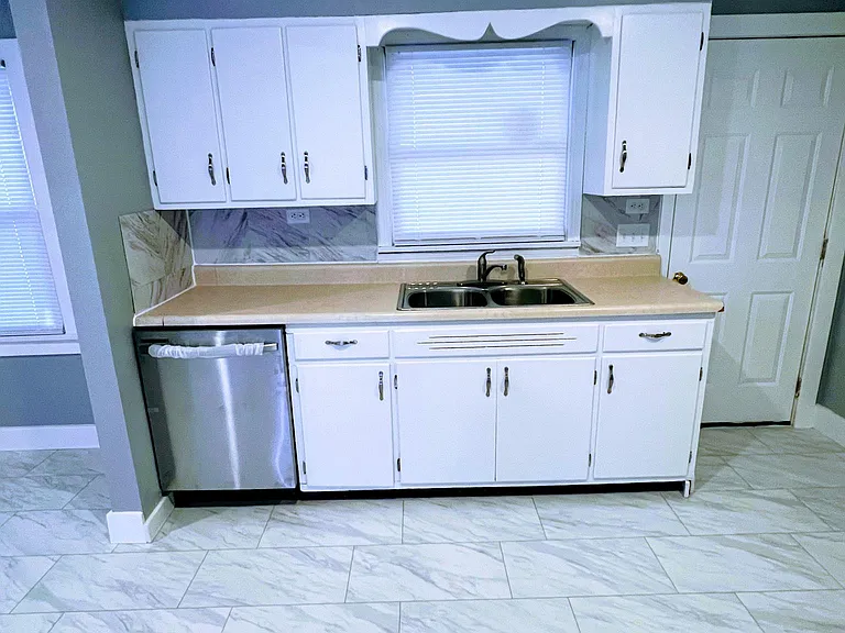 907 Poplar Ave — Photo 5