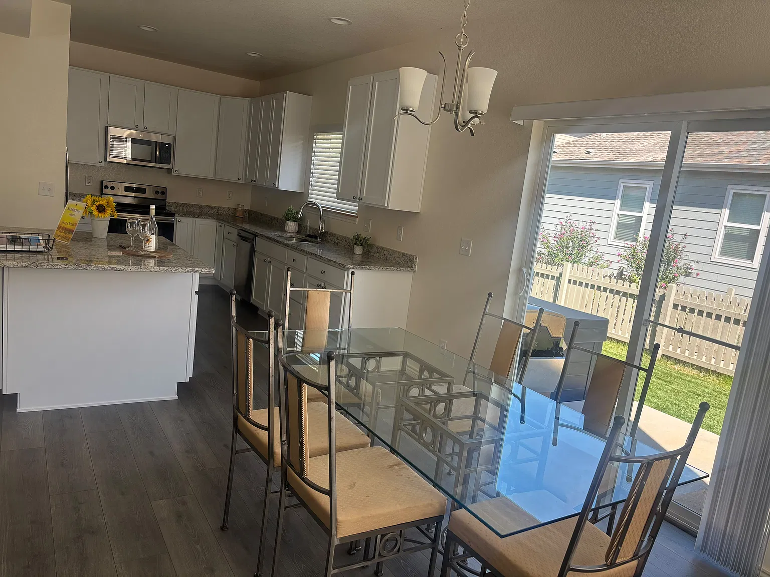 3 bed, 2.5 bath, 2377 sqft, $2,800 — Photo 4