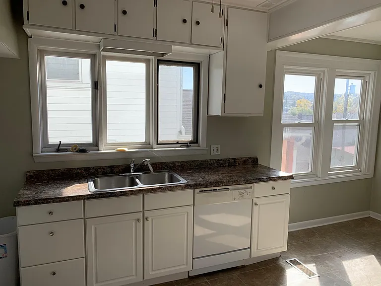 Kitchen sink & cabinets