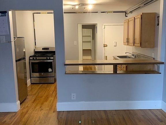 4th image of 420 E 10th St #Bb2