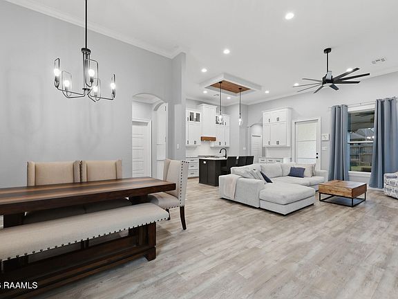 4th image of 110 Lakes Edge Dr