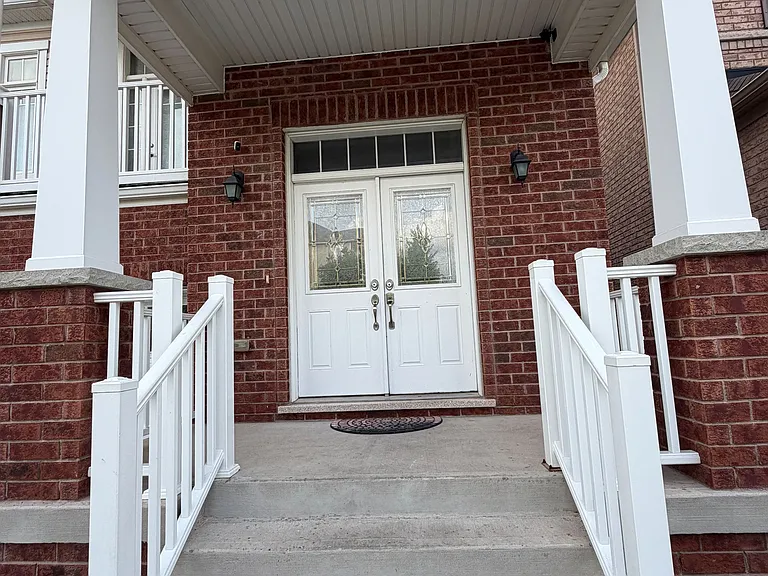 235 Apple Hill Cres — Photo 3