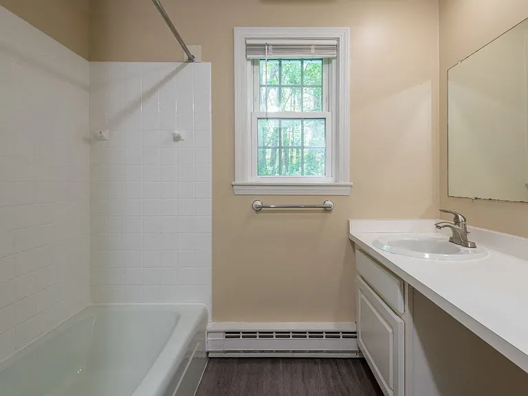 Yarmouth Green Apartment Homes — Photo 16