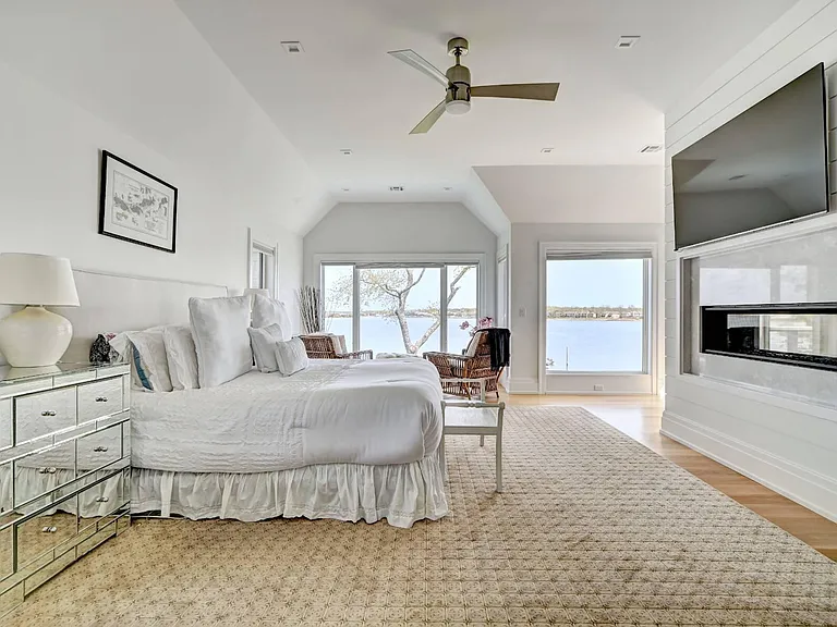 82 Harbor Dr — Photo 30