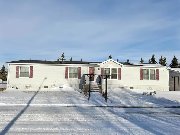 896 Blue Bell Dr, Minot, ND 58701