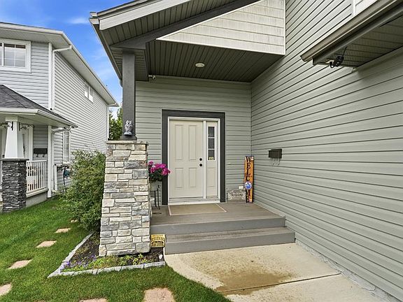 3rd image of 62 N Traptow Close