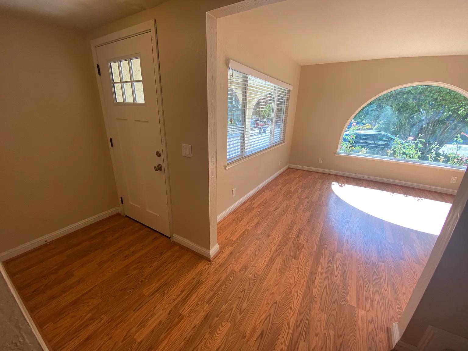 3 bed, 2.5 bath, 1460 sqft, $4,350 — Photo 3