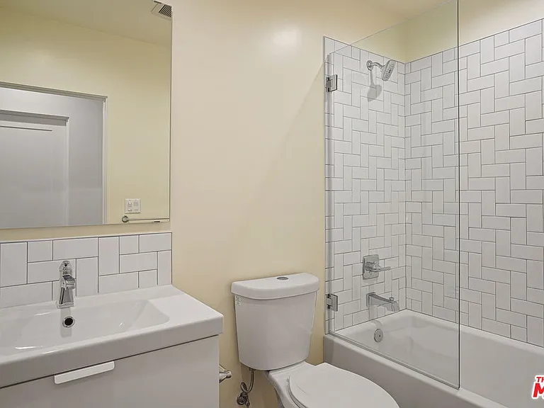 1166 S Cochran Ave #2 — Photo 17