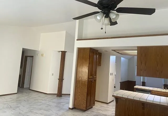 2122 N Clark Ct — Photo 15