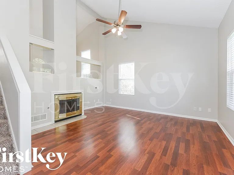 609 Rosehill Dr — Photo 3