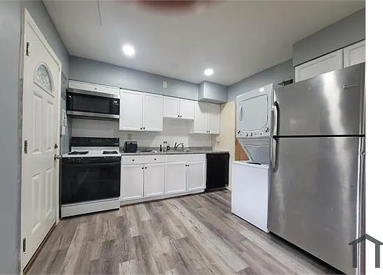 3 bed, 1408 sqft, $2,300 — Photo 1