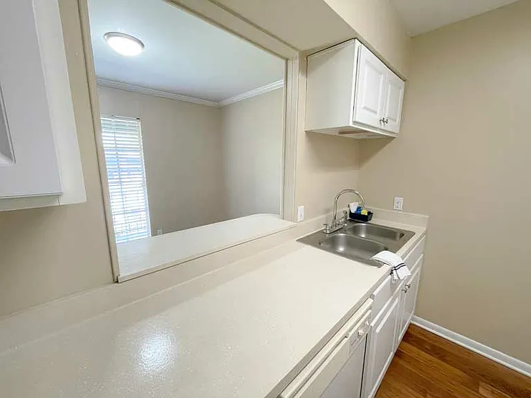 Chateau Apartments — Photo 22