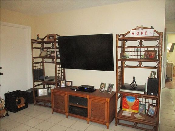 4th image of 2231 Spruce Ln APT A