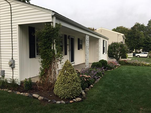 5th image of 18 Carnation Dr