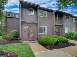 8 Chelsea Way, Bridgewater, NJ 08807