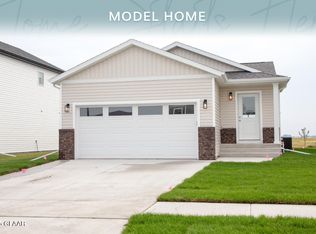 977 David Dr, Grand Forks, ND 58201