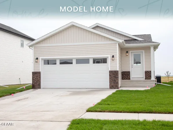 977 David Dr, Grand Forks, ND 58201