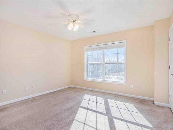 4th image of 933 Piedmont Dr