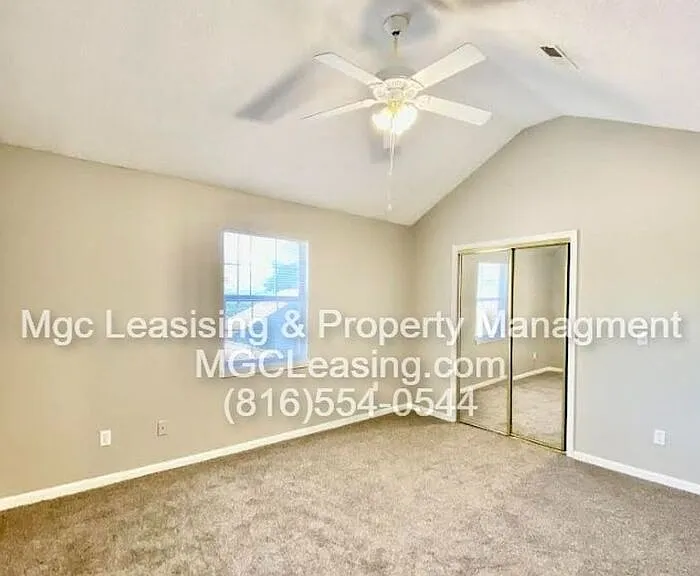 1012B NE Whispering Winds Ct #B — Photo 8