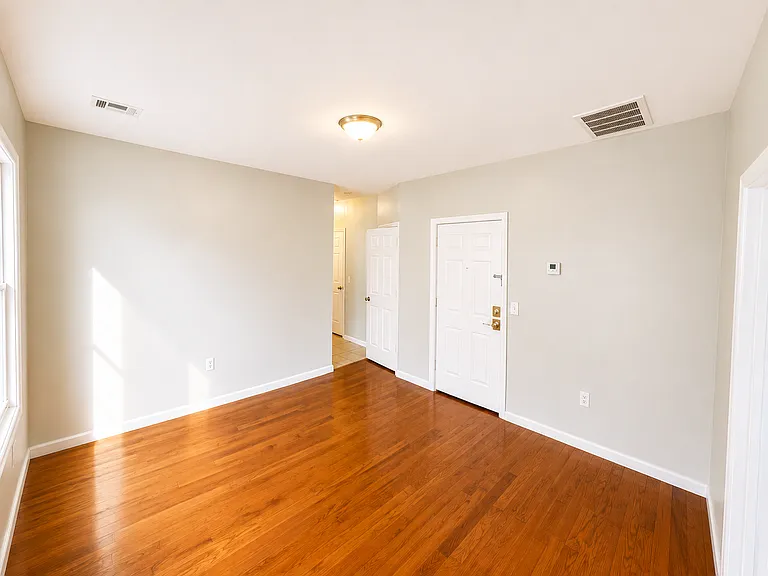 379 Hawthorne Ave #3 — Photo 5