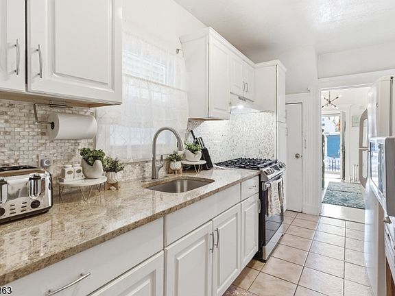 5th image of 209 Taylor St