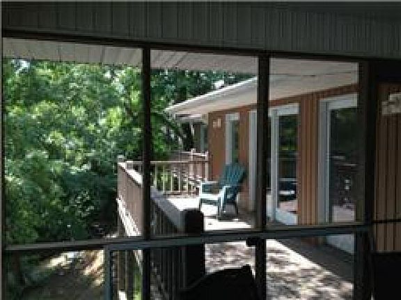4th image of 390 Bluff Dr