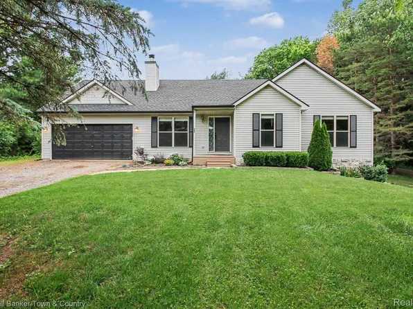 332 Triangle Lake Rd, Howell, MI 48843