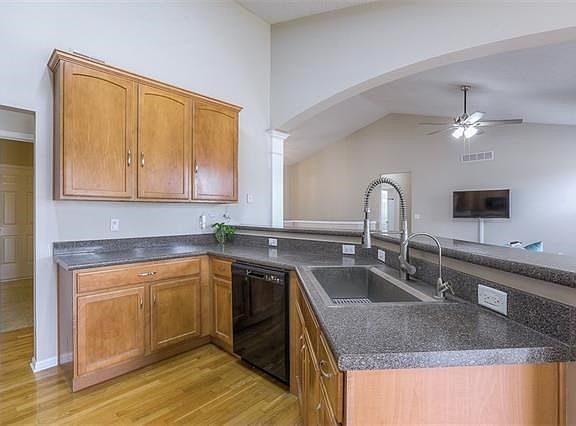 3rd image of 15701 Valley View Dr